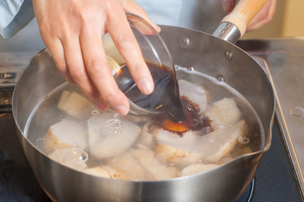 里芋が煮えたら、Ａを加えて30～40分煮含める。途中、水が無くなってきたら加水する。仕上げに千切りにした柚子皮を飾る。