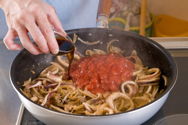 イカが炒まったらトマト水煮缶とＡを加え、強火にして5分程度煮たら塩、コショウで味を整える。器に盛ってパセリのみじん切りを散らす。