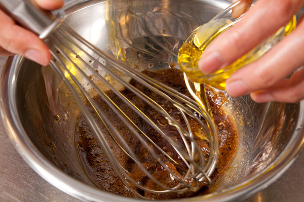 Ａのしょうゆ、わさび、レモン汁を合わせ、混ぜながらオリーブオイルを少しずつ加えてわさびソースを作る。