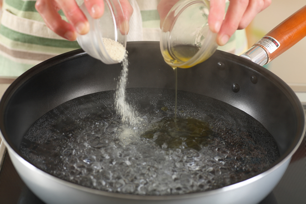 鍋に熱湯を沸かし、オリーブオイルと昆布茶各適宜を加えてスパゲティを袋の表示より1分長く茹でる。大きめのボウルでAを混ぜ合わせる。
