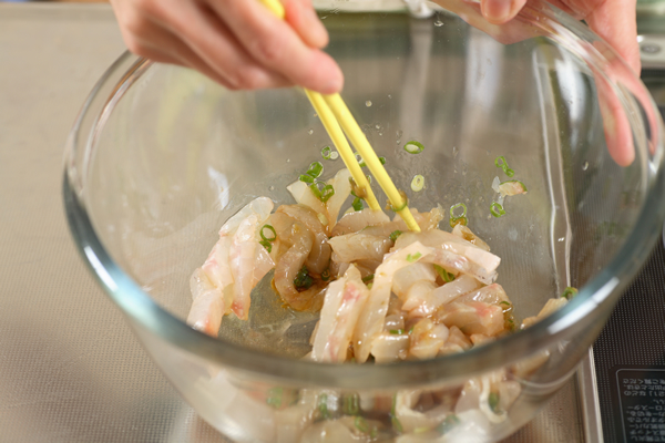 スズキの刺身は千切りにしてAでマリネし、長さ3㎝程度のザク切りにした水菜を加えてザッと和える。