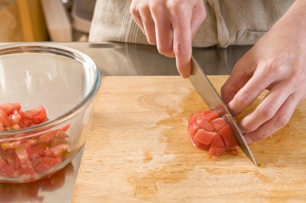 トマトはヘタを取り除いて１㎝角程度に切り、ポン酢と混ぜ合わせる。