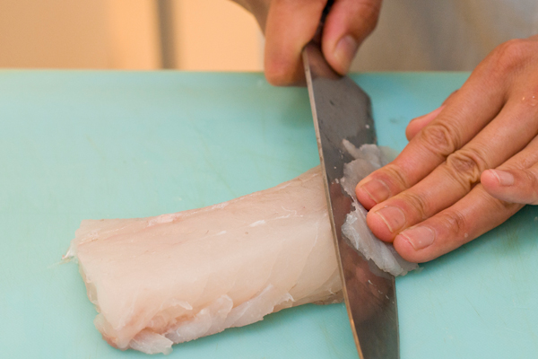 スズキは皮付きの場合は皮を剥ぎ、削ぎ切りにして皿に放射状に並べる。