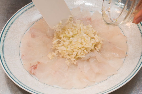玉ねぎ、セロリ、レモンは粗みじん切り、貝割れ菜は3～4cmの長さに、ミニトマトは4つに切り、順に1の皿中央に乗せる。