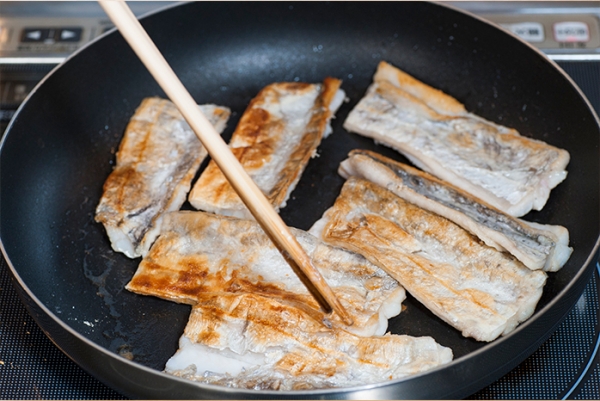 油を熱したフライパンで①の両面を焼く。焼けたら、一度魚を取り出す。