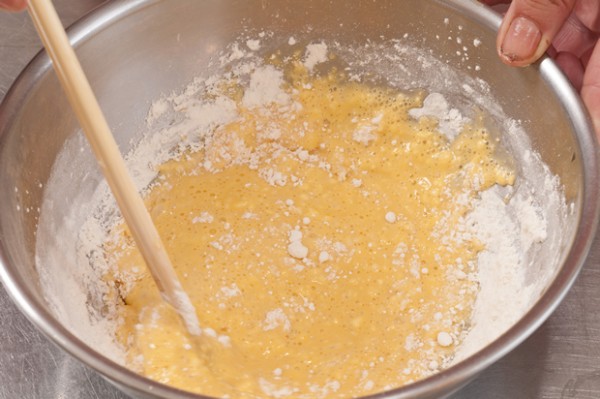 Aを合わせ、そこに卵黄、小麦粉を加えてよく混ぜ合わせ、塩、こしょうで味を調える。