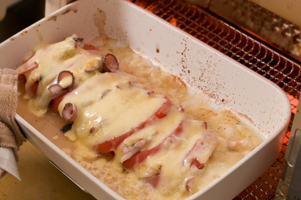 2をオーブントースターに入れ、チーズがとろけてこんがりとした焼き目が付くまで焼く。
