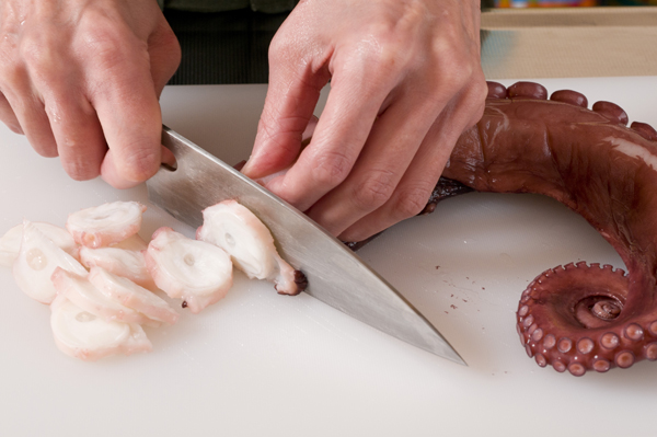 ゆでタコは食べやすく一口大に切り、貝割菜は根元を切り落として長さを半分に切る。