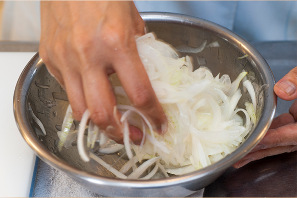 玉ねぎは薄切りにして、塩で軽くもむ。5分ほどおいて、水で洗って水気をとる。