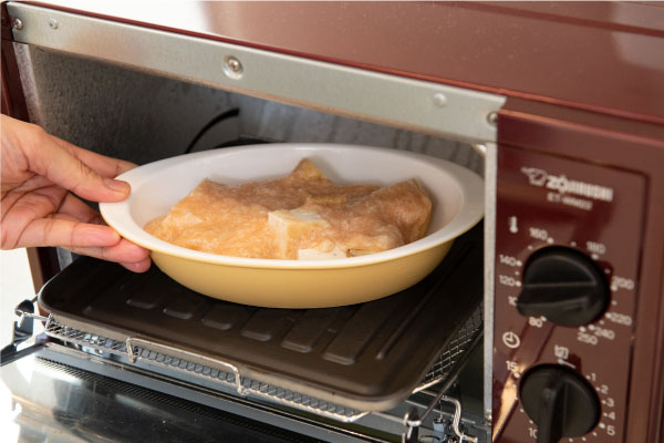 耐熱皿に食べやすい大きさに切った厚揚げをのせて、2を流す。200℃のオーブンで12分焼く。小口切りにした青ねぎ、刻みのりをちらす。