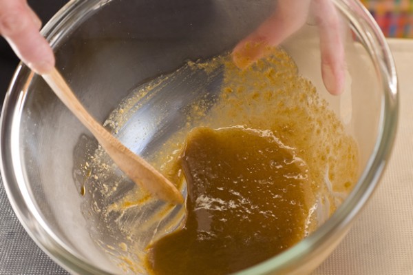 ボウルに柚子こしょう、ごま油、しょうゆを入れて、油が一体化するまでよく混ぜ合わせる。