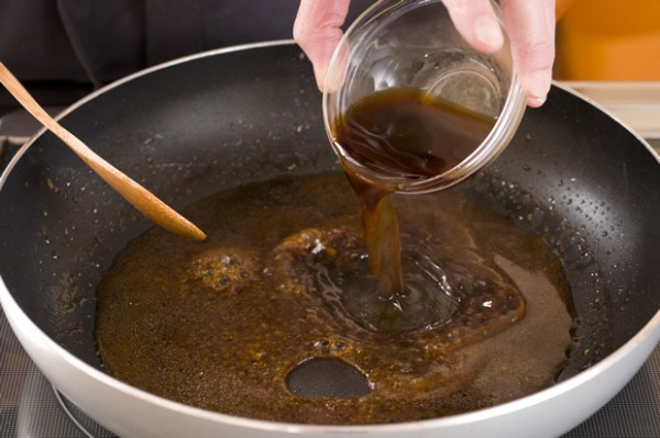 2のフライパンに１の漬け汁を入れて沸かし、ポン酢を加えて更に沸騰させたら盛り付けたサーモンの上にかける。