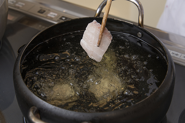 魚は一口程度に切り、塩をして片栗粉をまぶして、乱切りにしたナス、ズッキーニ、パプリカと一緒に油で揚げる。