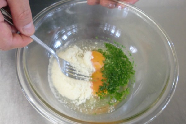 ボウルに卵と粉チーズ、パセリを入れて混ぜ合わせ、塩、こしょうで味を調える。