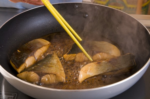 残った漬け汁を加えて火を強め、汁気がほとんど無くなるまで煮絡めてから器に盛り、あれば青味野菜を添える。