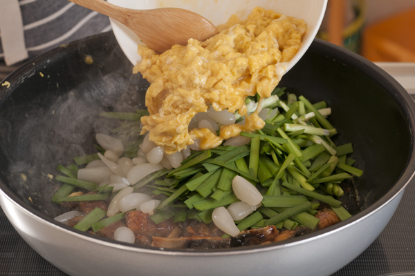 ボウルに卵を割りほぐして酒、みりん、塩、こしょうを加え混ぜ、熱してサラダ油大さじ2を引いたフライパンで、半熟状になるまで炒めてから一旦取り出す。同じフライパンに残りのサラダ油を熱して2のかば焼きを軽く炒めてから、3の卵、1のにらとらっきょうを加えて手早く炒め、塩、こしょうで味を整えて器に盛る。