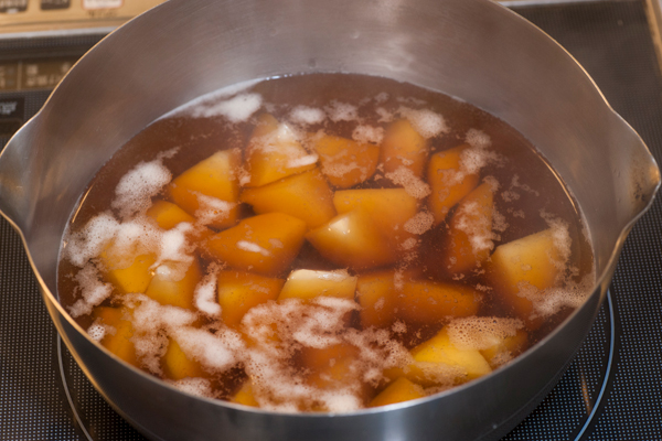 鍋に水、酒、しょうゆをいれて、乱切りにしたじゃがいもを軟らかくなるまで煮る。