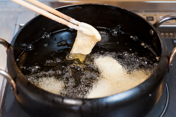 ①に小麦粉を付け、小麦粉・溶き卵・水を混ぜた揚げ衣をつけて、170℃で揚げる。