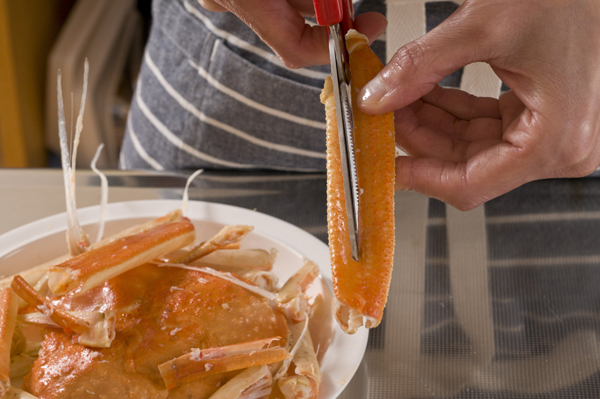 冷凍ズワイガニは解凍して身とミソを取り出し、殻は大きく割る。スパゲティは袋の表示通りに茹でる。